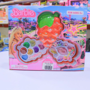 مكياج شكل فراولة مع خرز اكسسوار