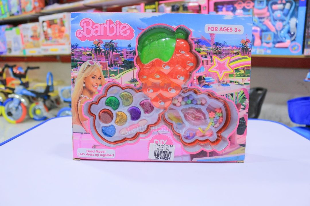 مكياج شكل فراولة مع خرز اكسسوار